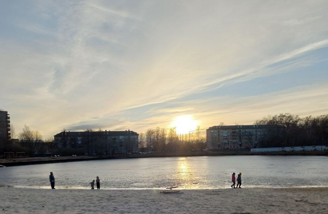 Тонкий лед — одна из главных опасностей осенне‑зимнего периода